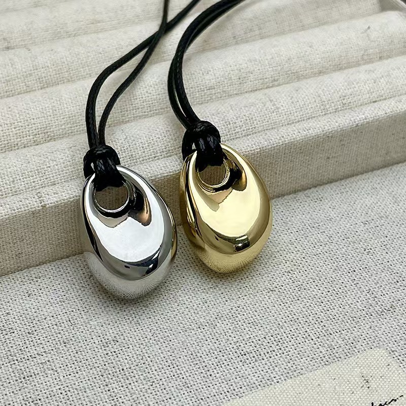 Mens Fashion Trend 2026 - Collar coreano de cuerda negra con